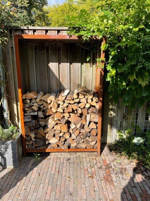 Holzlager aus Cortenstahl Holzlager aus Cortenstahl