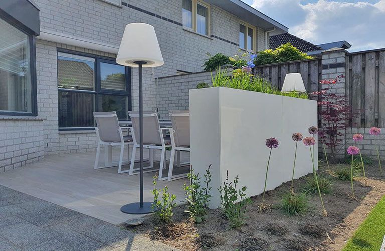 Mit Pflanzgefäßen für die Terrasse gemütliche Ecken schaffen