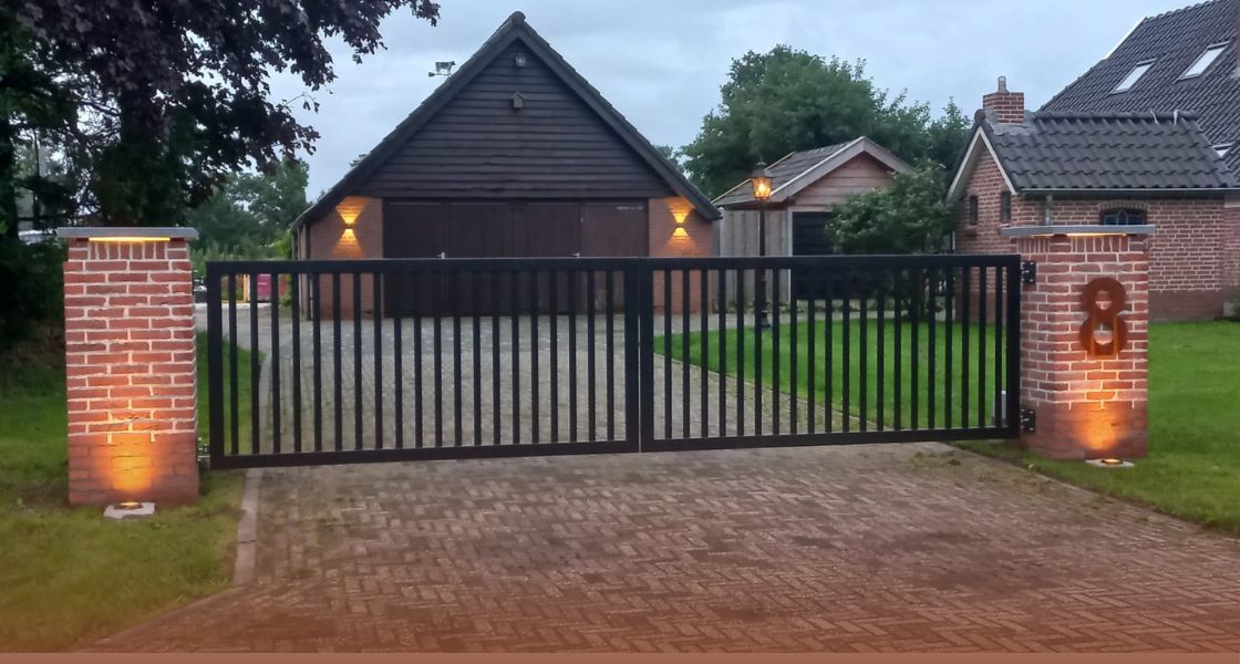 Wie hänge ich eine Hausnummer aus Stahl auf?